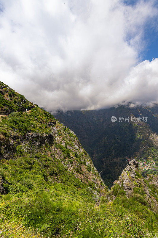 Miradouro do Curral das Freiras的视角与壮观的尼姑山谷在马德拉岛